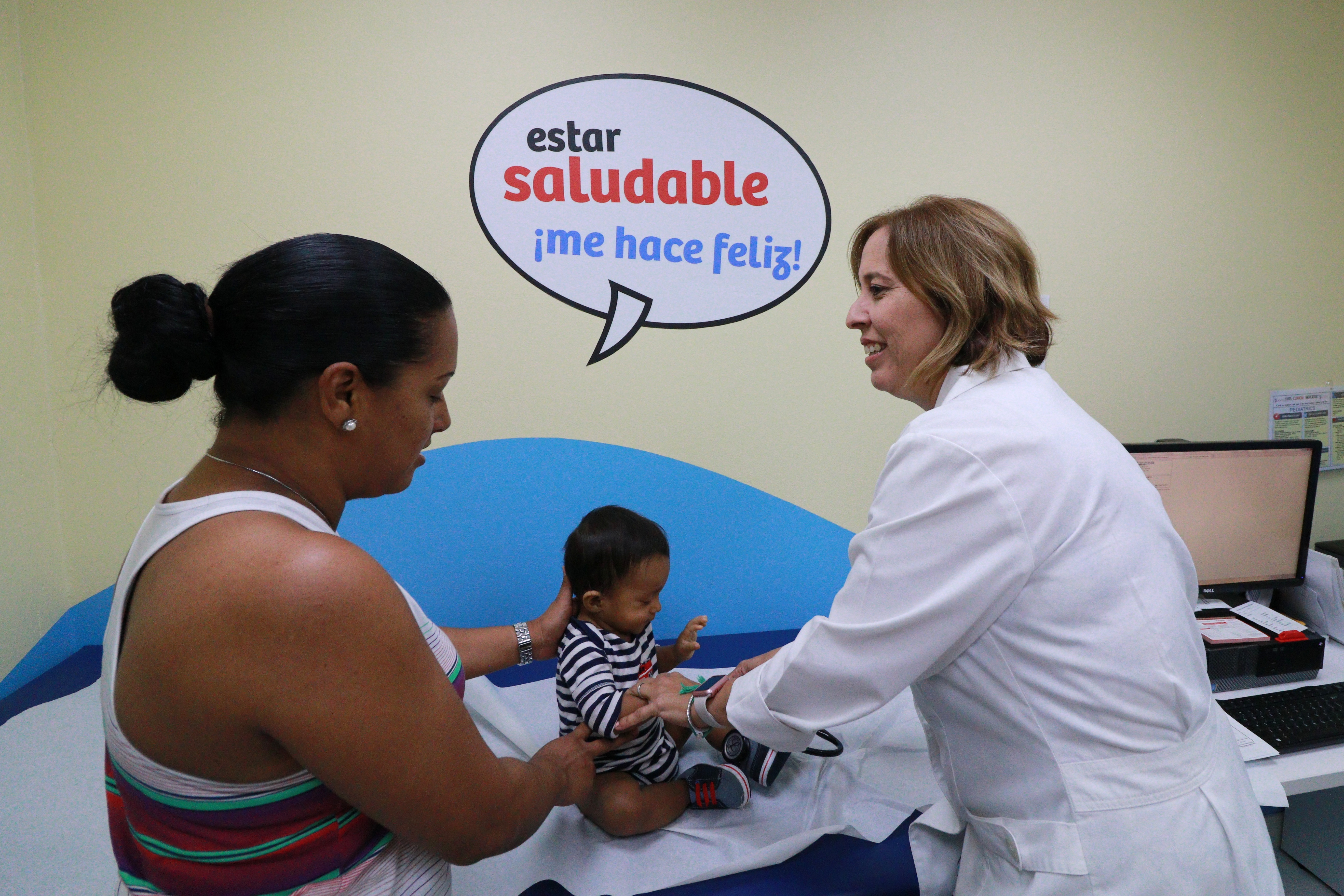 La doctora Glenda Guasp atiede a un niño en una sala de SANOS (Unicode Encoding Conflict)